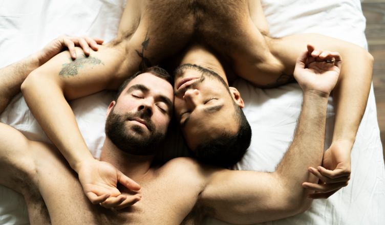 Dwóch śpiących gejów