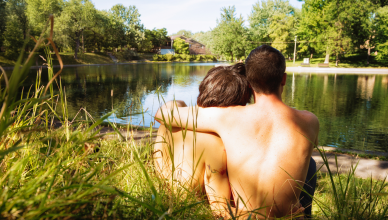 Para gejów siedzi nad wodą. Komunikacja w związku LGBTQ+